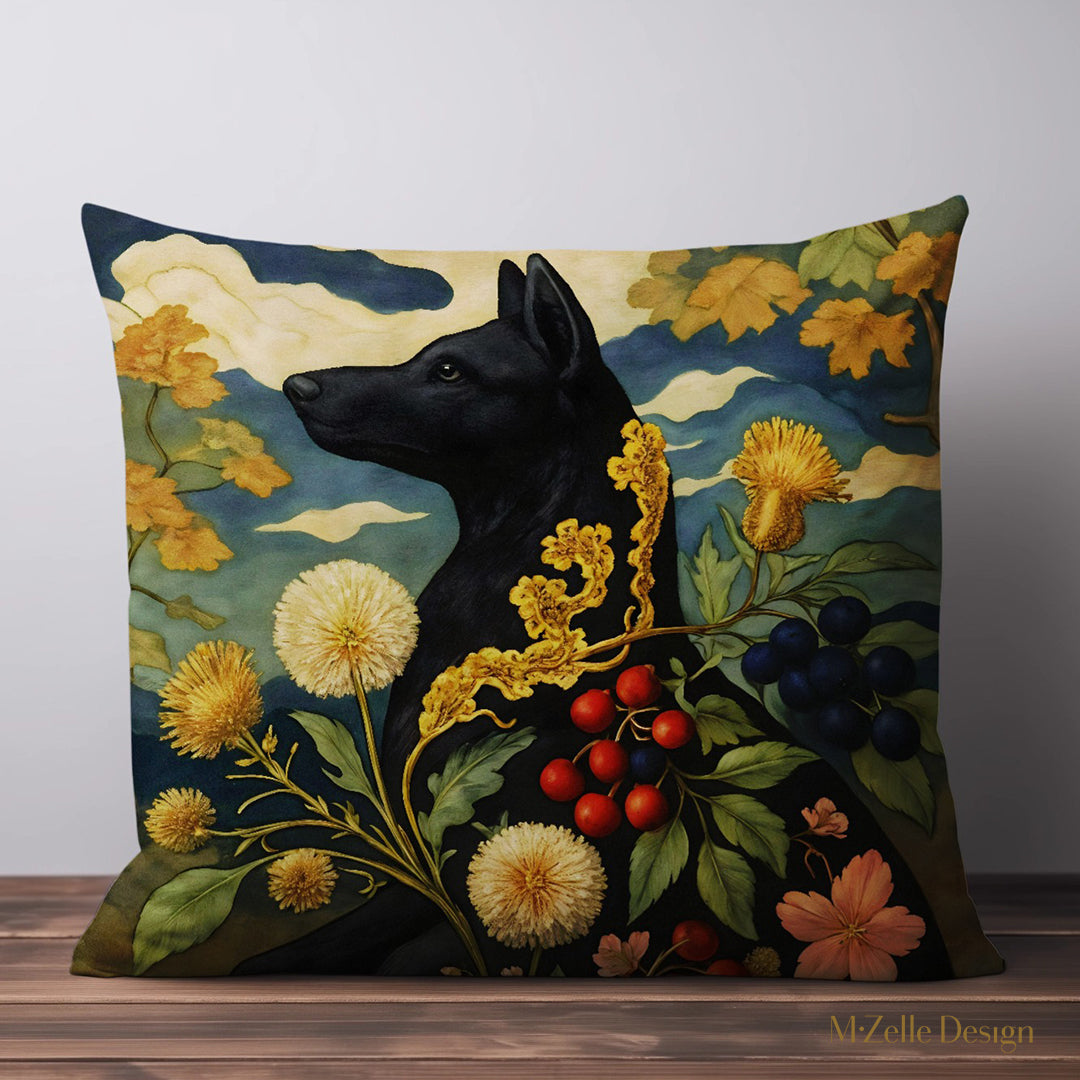 Housse de coussin Grand Chien Noir, bestiaire mystérieux et floral, alliance entre imaginaire mythologique et art décoratif.