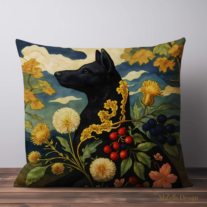 Housse de coussin Grand Chien Noir, bestiaire mystérieux et floral, alliance entre imaginaire mythologique et art décoratif.