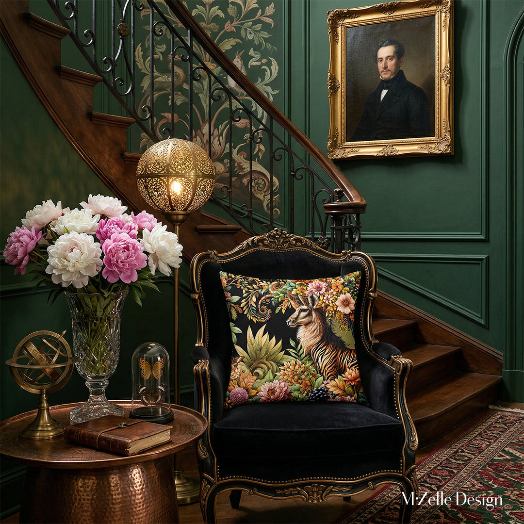 photographie professionnelle,  décoration haut de gamme d'un boudoir maximaliste italien, inspiré d’un musée d’art du XIXe siècle, atmosphère intime et théâtrale, vue de face sur un fauteuil en velours noir placé au pied d’un escalier en bois sombre verni, sur le fauteuil un large coussin mzelle design, motif animalier riche. Mur vert profond avec moulures classiques. 