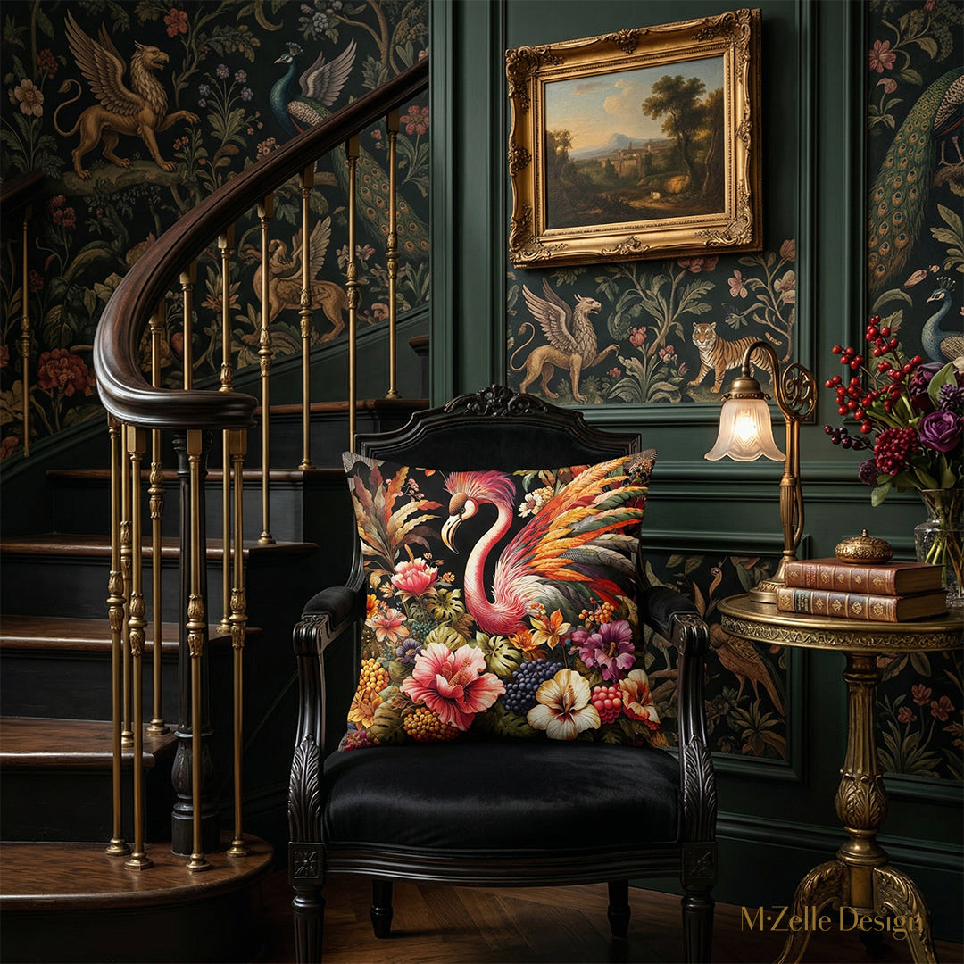 photographie professionnelle, d'un boudoir maximaliste italien, vue de face sur un fauteuil régence noir placé au pied d’un escalier en bois sombre verni, sur le fauteuil un large coussin mzelle design motif oiseau. Mur vert profond avec moulures classiques, décoré d'un fresque florale avec un bestiaire stylisé.
