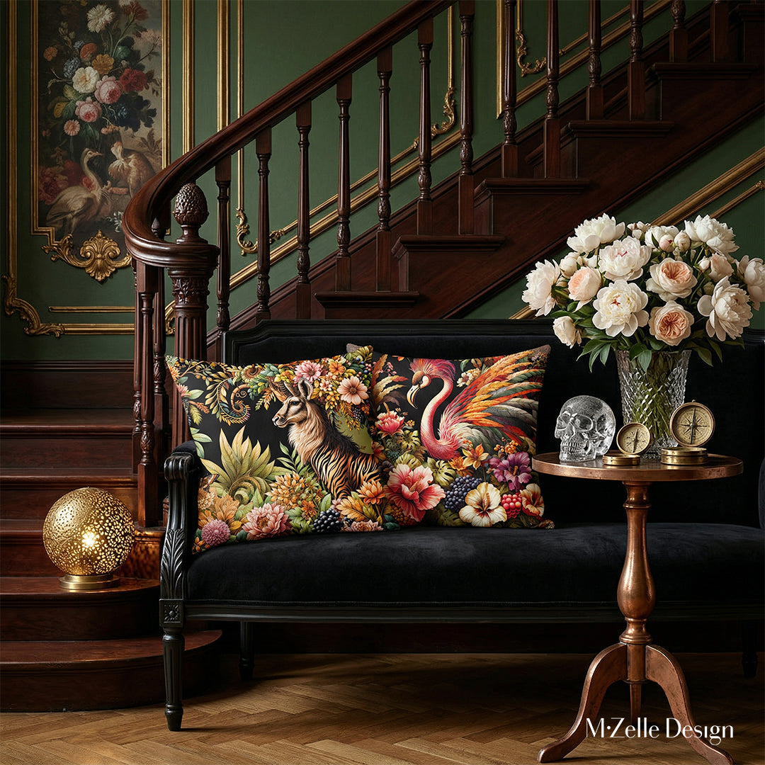 photographie professionnelle, d'un boudoir maximaliste italien, vue de face sur une banquette style régence noire placé au pied d’un escalier en bois sombre verni, ornée de deux grands coussins mzelle design motif oiseau et chimère. Mur vert profond avec moulures classiques, décoré d'un fresque florale avec un bestiaire stylisé. Bouquet de pivoines.