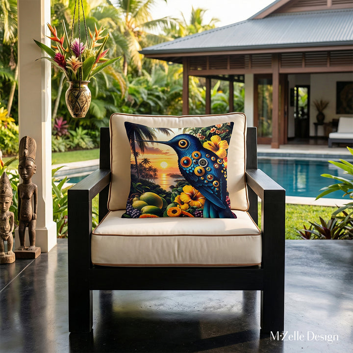 Photographie professionnelle gros plan sur une chaise longue en bois noir structure épaisse et assises écrues moderne finitions marron, orné d'un grand coussin colibri, exposé sur la véranda avec vue sur jardin tropical, et bord de piscine , inspiration architecture créole modernisée.
