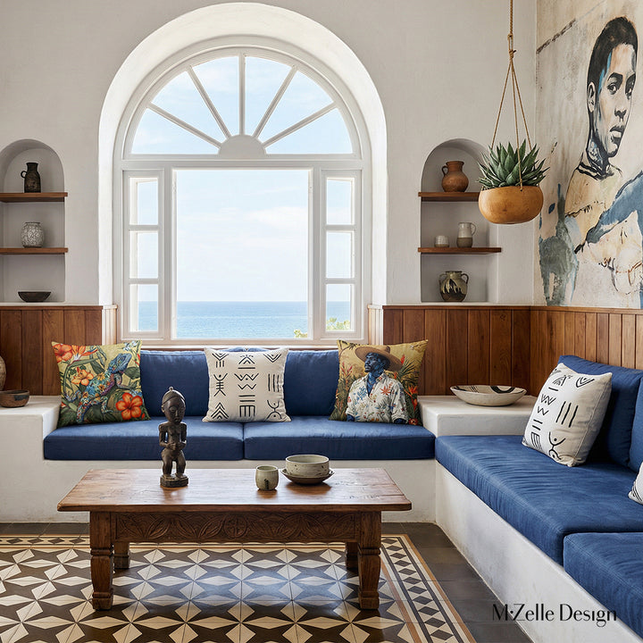 Photographie salon Arty dans une villa cubaine baignée de soleil avec murs blanchis à la chaux, fenêtre en arche vue mer et canapé intégré dans le mur en dessous, assises bleu indigo avec un coussin de chaque côté, fresque street art et statuette.