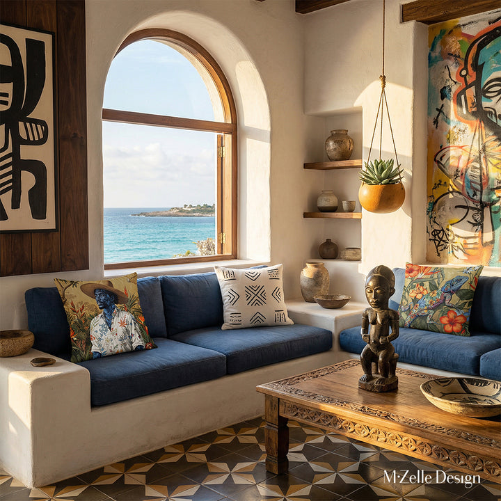 Photographie salon Arty dans une villa cubaine baignée de soleil avec murs blanchis à la chaux, fenêtre en arche vue mer et canapé intégré dans le mur en dessous, assises bleu indigo avec un coussin de chaque côté, fresque street art et statuette.
