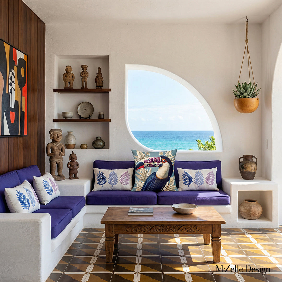Photo professionnelle hautement détaillée, salon Arty dans une villa cubaine baignée de soleil avec murs blanchis à la chaux, fenêtre en demi-lune vue mer et canapé intégré dans le mur en dessous, assises violet foncé avec un coussin motif toucan de chaque côté.