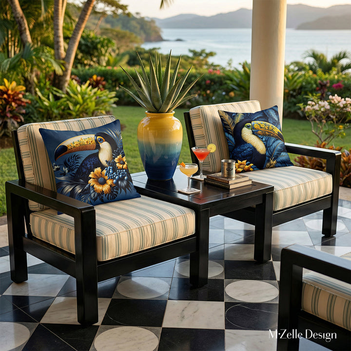 Photographie professionnelle extrêmement détaillée, esprit estival, vue de face en gros plan sur 1 fauteuil en bois peint noir laqué, structure épaisse table basse arrondie intégrée sur le côté, assises écrues, orné de grands coussins motif toucans, exposé sur la véranda , vue sur jardin luxuriant et mer.