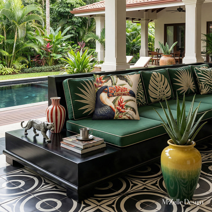 Photographie professionnelle Décoration d'intérieur extrêmement détaillée vue de face sur un canapé en bois peint noir laqué, structure épaisse reliés entre eux par une table basse intégrée, assises vert foncé à motifs graphiques de feuilles tropicales ecrus, orné d'un grand coussin motif toucan, piscine et jardin.