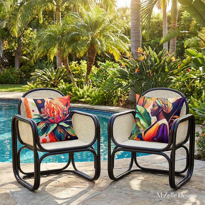 Photographie décoration tropicale, présentant  2 superbes chaises d'extérieur de style contemporain en rotin teinté foncé, chacune est ornée d'un grand coussin coloré mzelle design , l'assise et le dossier sont en cannage texturée blanc cassé, exposés dans un jardin tropical lumineux au bord de la piscine.