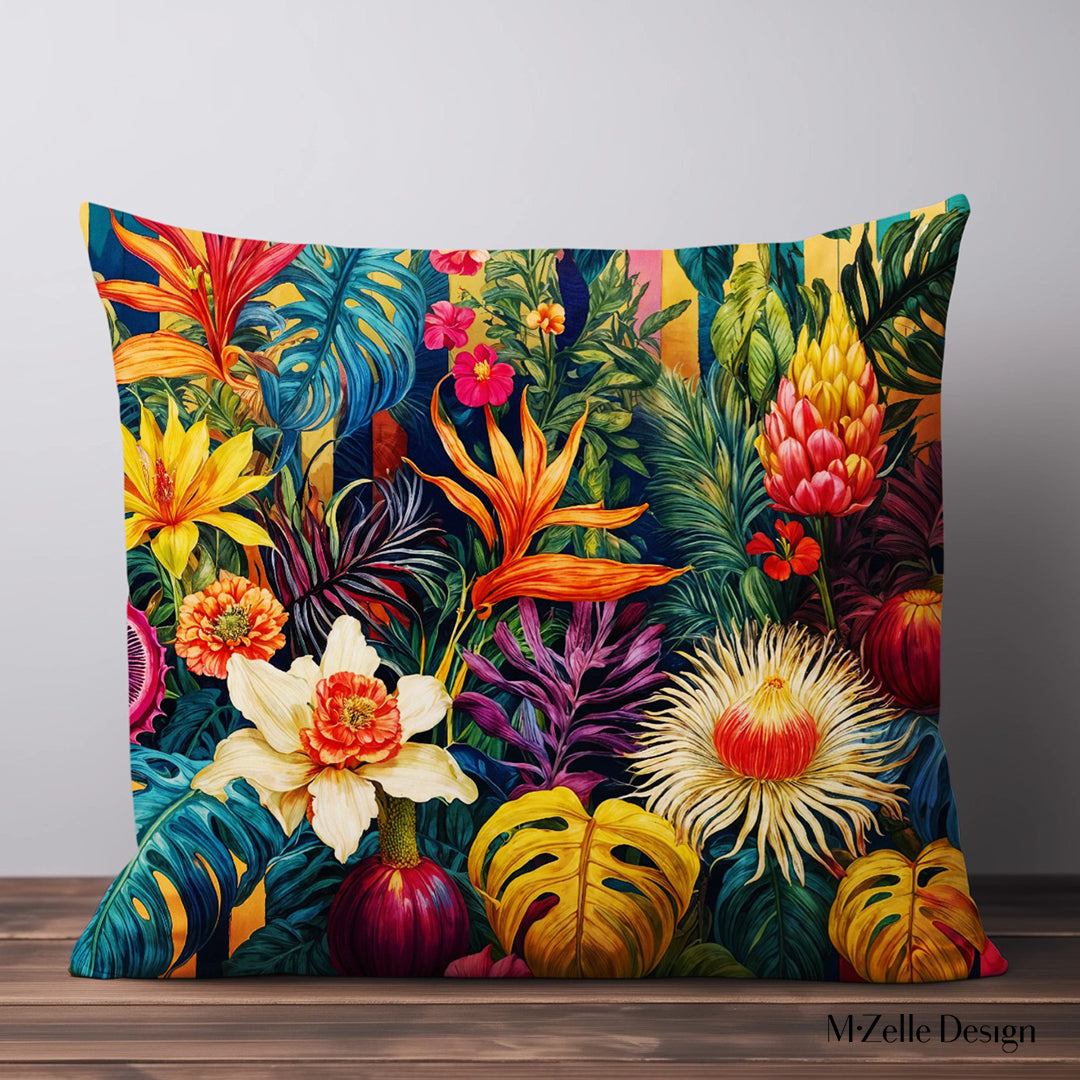Coussin coloré sur le thème du Jardin Tropical avec des fleurs exotiques et des rayures dans le fond, marque Mzelle Design