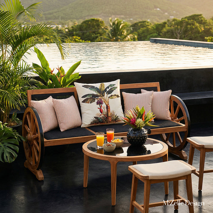 Photo professionnelle lifestyle roof top avec vue sur piscine à débordement et montagne, vue de face d'un banc avec 2 roues de charrettes en teck vernis aux extrémités, assises en toiles de jute noir , un large coussin mzelle design entourés de coussins écrus et oranges, une table basse ronde épurée assortie avec un plateau noir et des verres de jus de fruits, 2 tabourets en bois assortis assises écrues. Piscine et montagne.