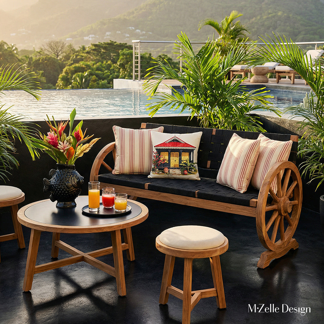 Photo professionnelle lifestyle roof top avec vue sur piscine à débordement et montagne, vue de face d'un banc avec 2 roues de charrettes en teck vernis aux extrémités, assises en toiles de jute noir , 2 larges coussins mzelle design entourés de coussins écrus et oranges, une table basse ronde épurée assortie avec un plateau noir et des verres de jus de fruits, 2 tabourets en bois assortis assises écrues. Piscine et montagne.