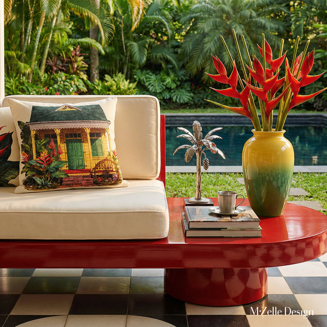 Photographie professionnelle extrêmement détaillée et de haute qualité véranda de maison créole, vue de face d'un canapé en bois rouge, structure épaisse épurée, assises écrues , orné d'un grand coussin motif case créole mzelle design.