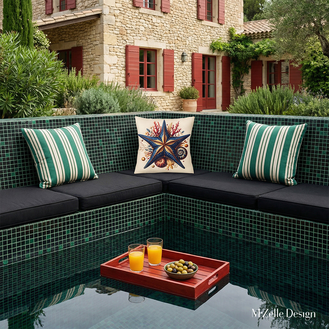 Photo tirée d'un magazine de décoration, Vue de face d'une élégante banquette intégrée dans l'angle d'une piscine moderne en mosaïque noire et vert emeraude.  Assises de twill noir, Ornées d'un coussin carré au centre et d'un coussin à rayures vert emeraude et écru de chaque côté. 
