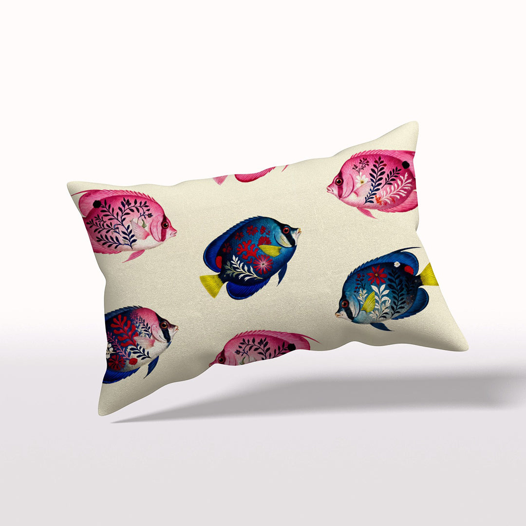 Coussin rectangulaire, haut de gamme mzelle design, motif style naturaliste pour décoration tropicale, all over de poissons exotiques colorés, fond écru. 