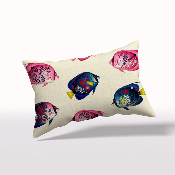 Coussin rectangulaire, haut de gamme mzelle design, motif style naturaliste pour décoration tropicale, all over de poissons exotiques colorés, fond écru. 