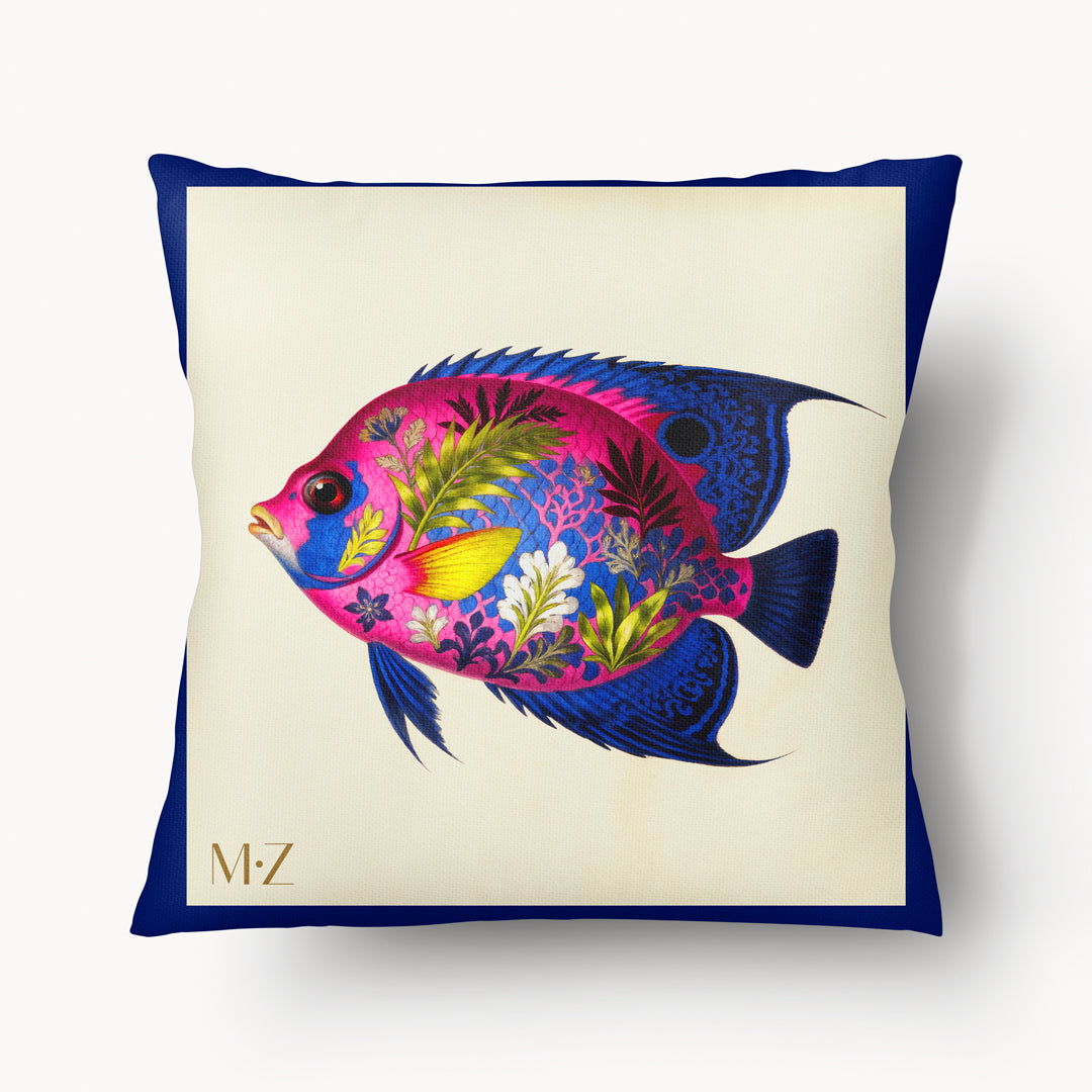 Housse de Coussin haut de gamme mzelle design, motif style naturaliste pour décoration tropicale, poisson exotique coloré, fond écru. 