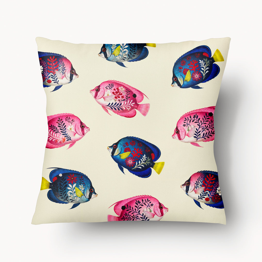 Housse de Coussin haut de gamme mzelle design, motif style naturaliste pour décoration tropicale, all over de poissons exotiques colorés, fond écru. 