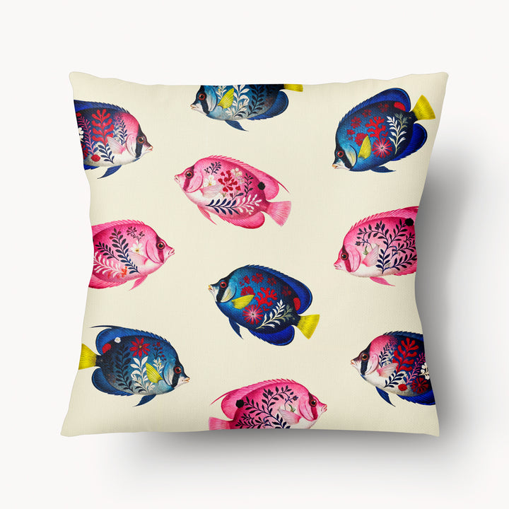 Housse de Coussin haut de gamme mzelle design, motif style naturaliste pour décoration tropicale, all over de poissons exotiques colorés, fond écru. 