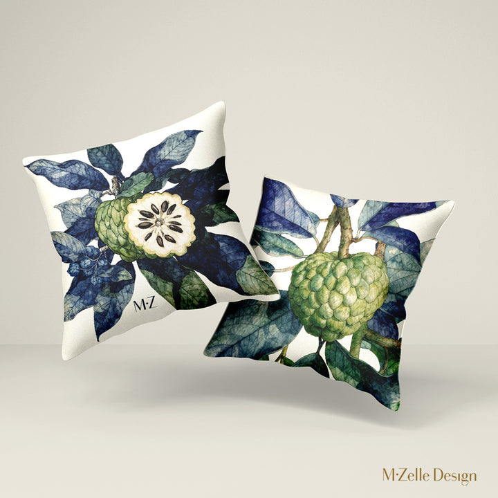 Coussin décoration tropicale mzelle design, motif pomme cannelle attier, fruit et feuilles sur fond écru.