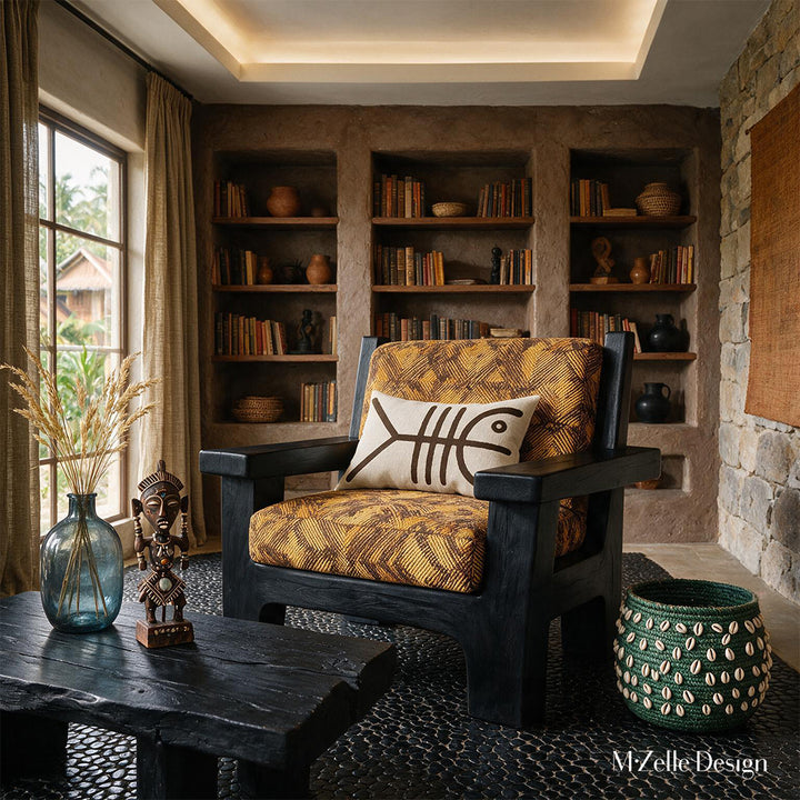 Photo professionnelle lifestyle, décoration Salon ethno-créole haut de gamme, chaise au design audacieux vue de face,  ornée d'un coussin mzelle design . Table basse en bois brûlé noir garni d'un vase en verre fumé bleu et d'une statuette style vaudou artistique. 