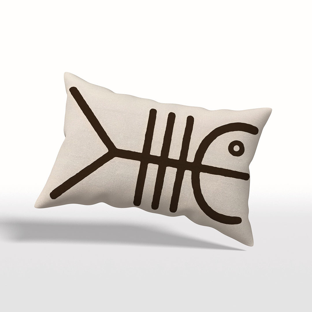 Mzelle design - Housse d'ambiance aspect lin rectangulaire 50x30cm - Un motif graphique minimaliste pétroglyphe amérindien sur fond écru.