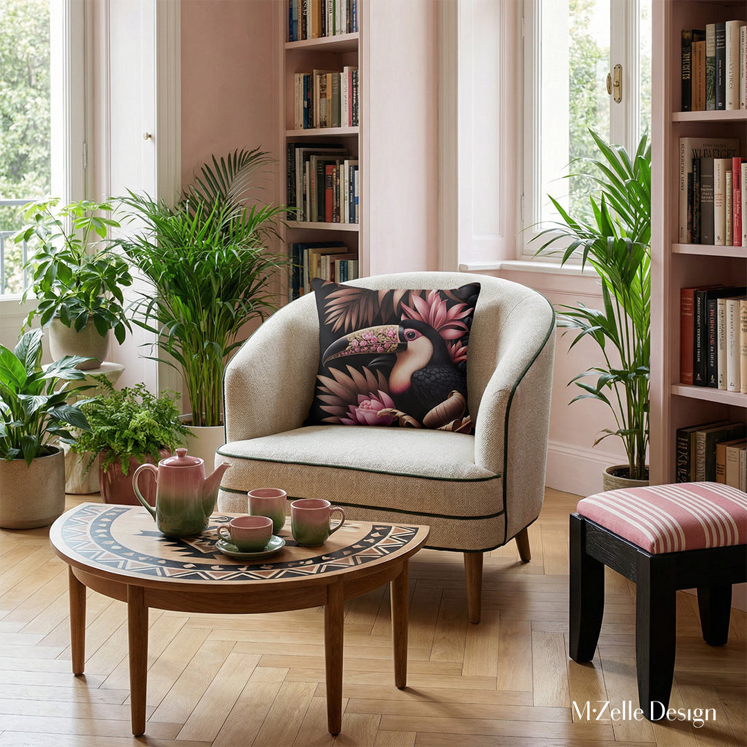 Photographie d'intérieur haut de gamme, bibliothèque lounge, murs  couleur rose, lumière naturelle douce. Vue de face d'un fauteuil contemporain  orné d'un large coussin carré , Table basse demi-lune en bois, la surface peinte d'un motif tribal. 