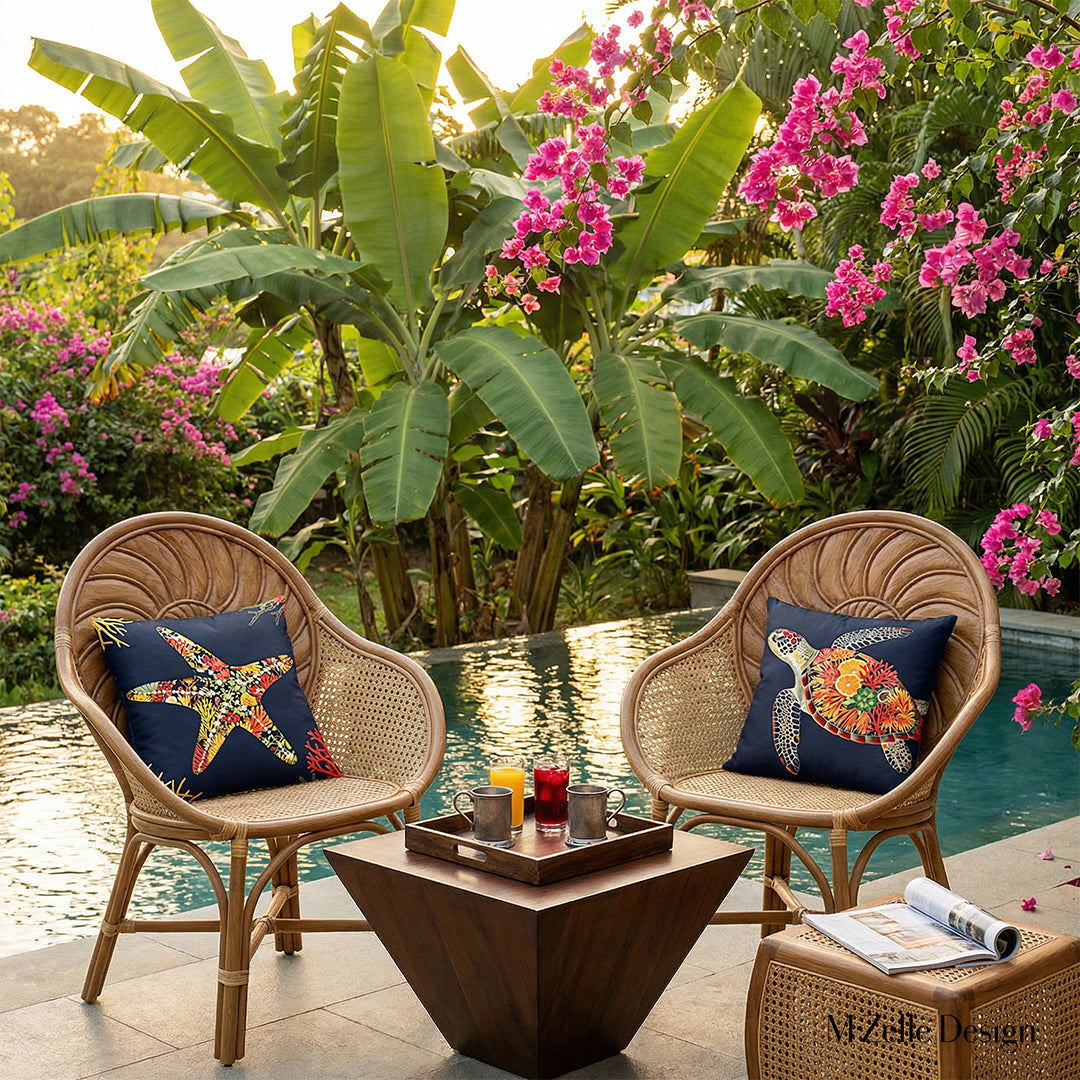 Photographie lifestyle professionnelle, villa créole d'exception nichée au cœur d'un jardin tropical, bananiers et bougainvilliers, piscine et 2 sublimes fauteuils en ébène au design moderne, dossier arrondi sculpté en forme de feuille de coquillage, assise en cannage beige finement travaillée, chacun orné d'un grand coussin motifs poissons.