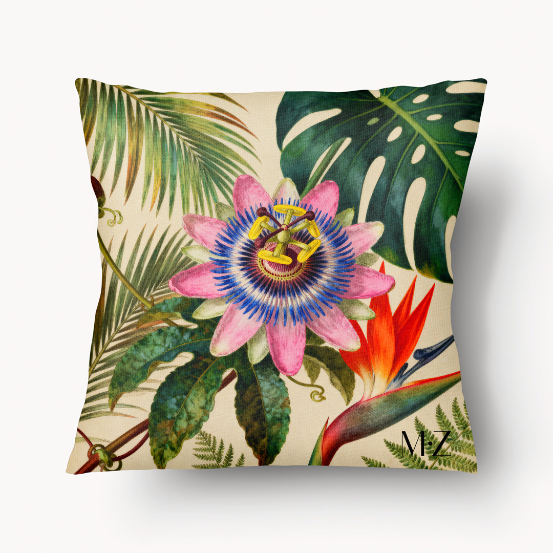 coussin mzelle design, motif exotique raffiné, colibri et fleur de passiflore, monsteras, couleurs douces, décoration tropicale chic.
