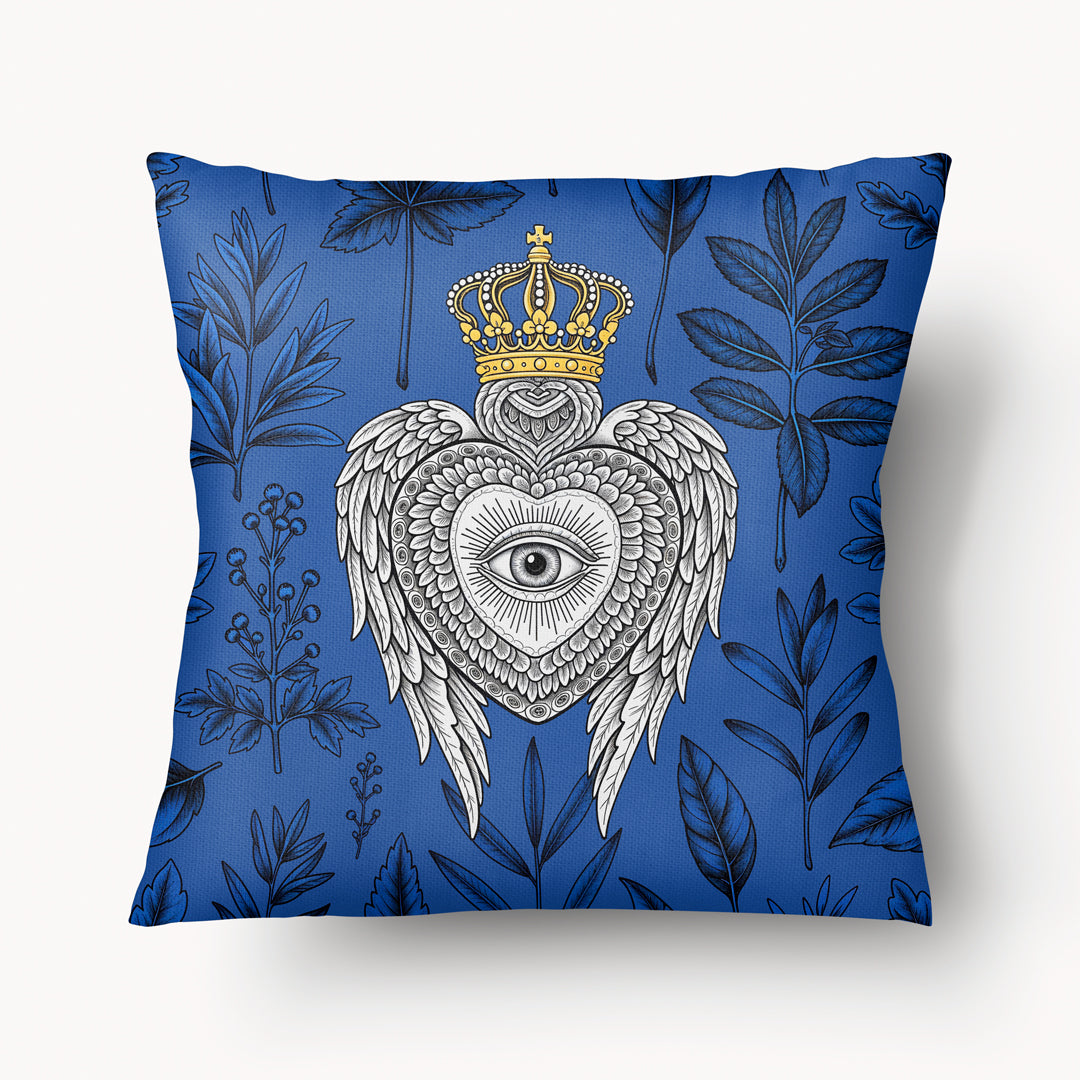 Housse de Coussin coeur EX VOTO Mzelle design avec motif liturgique coeur avec un oeil et des ailes sur fond d'herbier bleu et noir