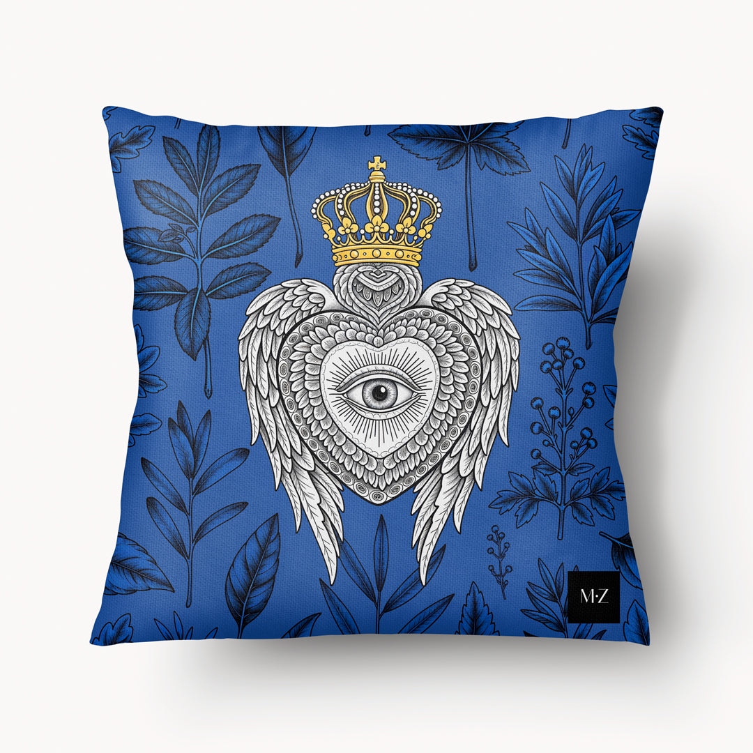 Housse de Coussin coeur EX VOTO Mzelle design avec motif liturgique coeur avec un oeil et des ailes sur fond d'herbier bleu et noir