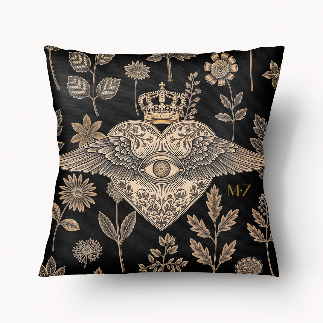 Housse de Coussin EX VOTO Mzelle design -  motif liturgique coeur avec un oeil et des ailes sur fond d'herbier noir et or 