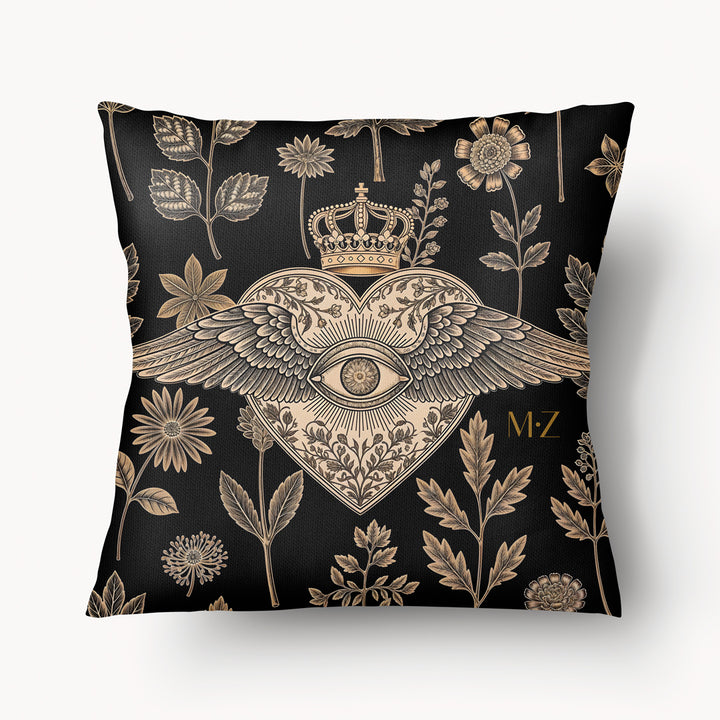 Housse de Coussin EX VOTO Mzelle design -  motif liturgique coeur avec un oeil et des ailes sur fond d'herbier noir et or 