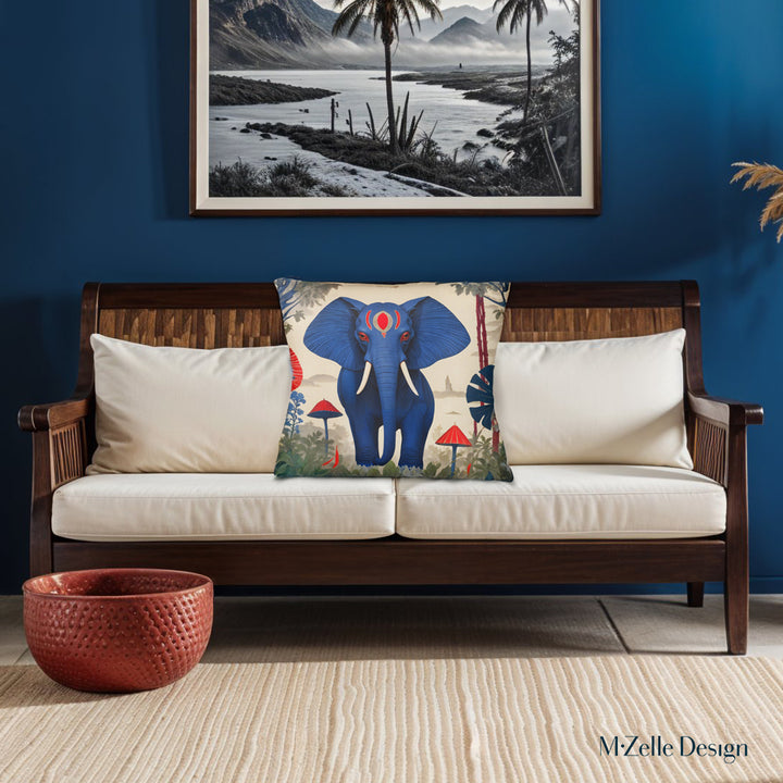 Coussin décoratif MZelle Design avec un bel éléphant bleu et rouge sur fond de paysage naturaliste et une palette chic. 