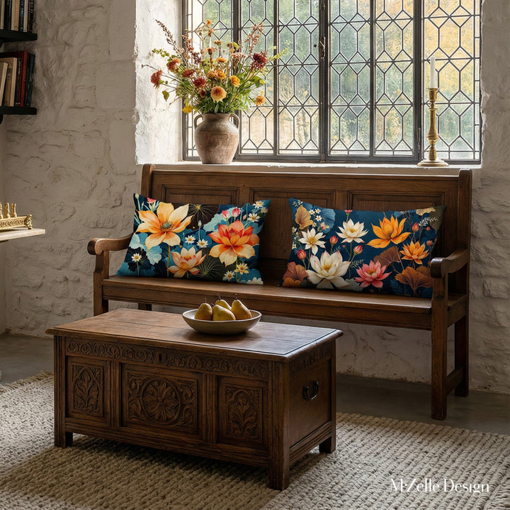 Photographie professionnelle d'un coin lecture d'une villa française inspirée de l'esthétique Castlecore, vue de face d'une banquette médiévale ornée de 2 superbes coussins, placée sous une fenêtre industrielle en verre. 