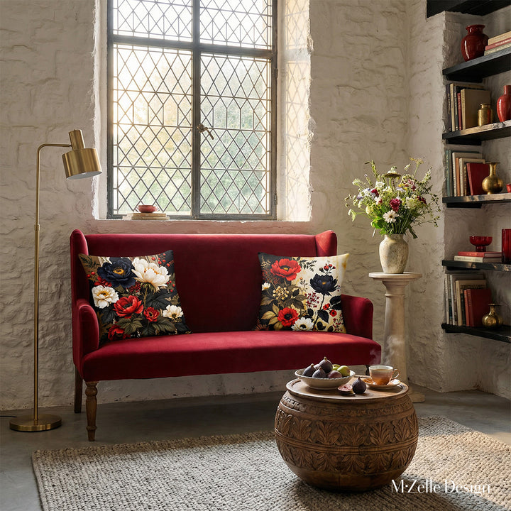 Photographie professionnelle à l'esthétique Castlecore mélangée à un design contemporain, banquette médiévale en velours rouge carmin ornée de 2 superbes coussins, sous une fenêtre industrielle. Murs blanchis à la chaux, lampe moderne en laiton.