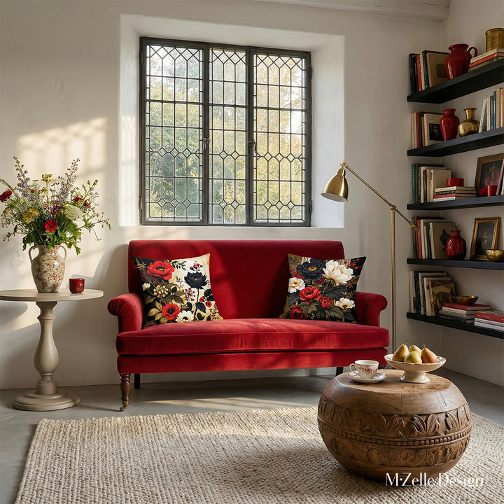 Photographie professionnelle à l'esthétique Castlecore mélangée à un design contemporain, banquette médiévale en velours rouge carmin ornée de 2 superbes coussins, sous une fenêtre industrielle. Murs blanchis à la chaux, lampe moderne en laiton.