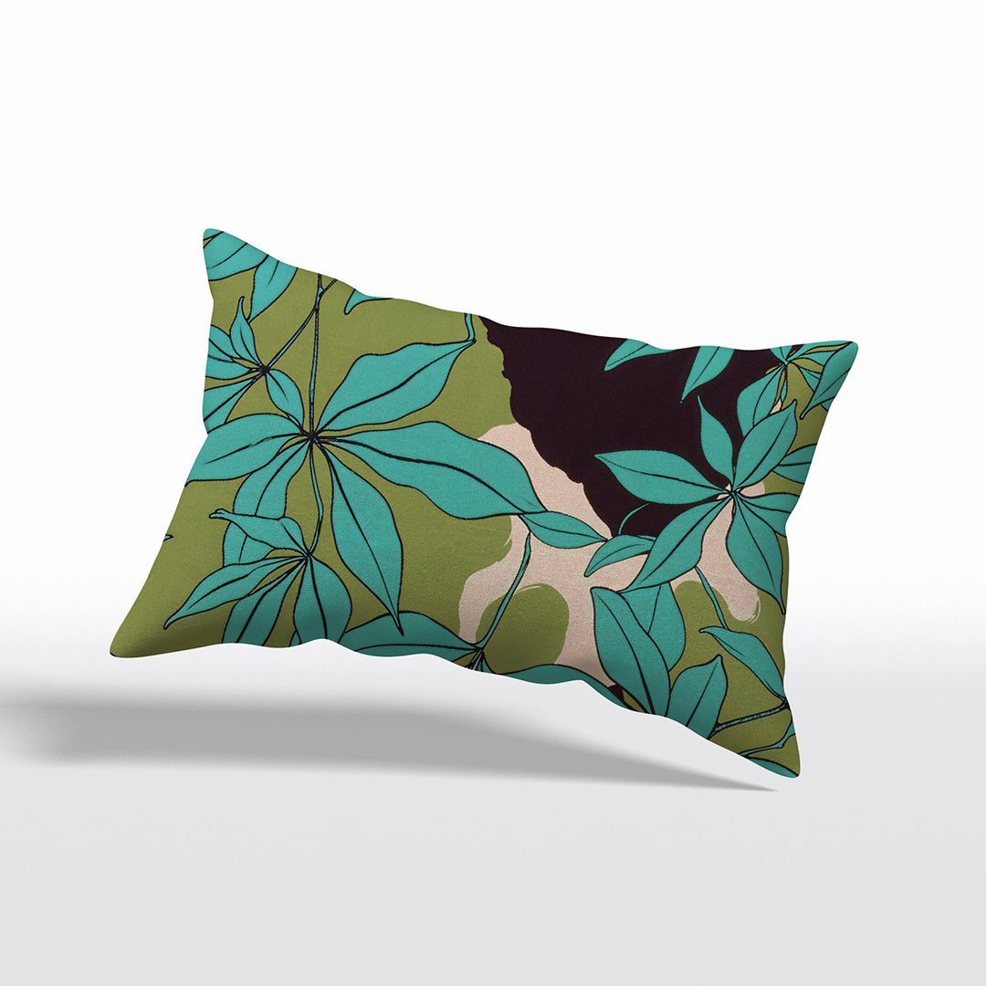 Housse de coussin décorative satinée MZelle Design format rectangle  imprimée eucalyptus fantaisie moderne coloris vifs turquoise et vert.