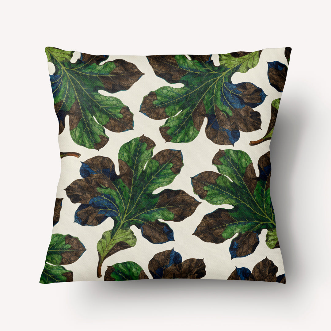 Coussin motif FLORAL mzelle design, décoration style naturaliste grandes feuilles sur fond écru Over.
