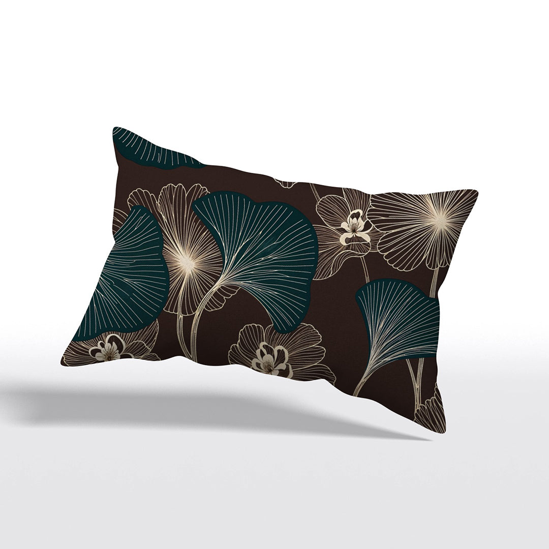 Coussin décoratif rectangulaire style moderne Mzelle design, aux motifs all over feuille de ginkgo délicatement stylisés, fleurs écru sur fond marron foncé.