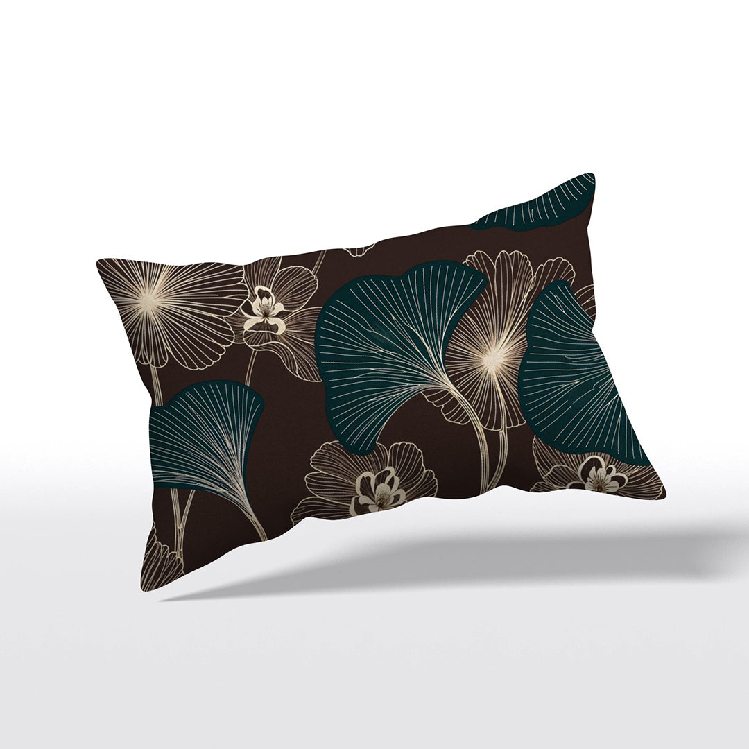 Coussin décoratif rectangulaire style moderne Mzelle design, aux motifs all over feuille de ginkgo délicatement stylisés, fleurs écru sur fond marron foncé.