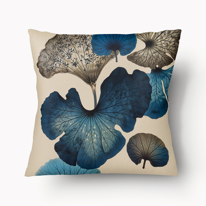 Housse d'ambiance MZelle Design, aspect lin au design moderne imprimé feuille de  ginkgo avec motif all over bleu et brun sienne, fond écru.