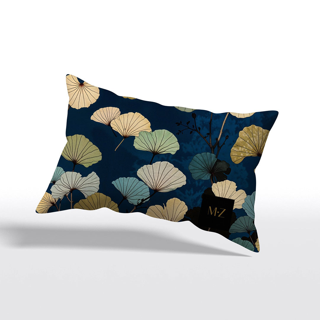 Coussin décoratif Mzelle Design all over imprimé feuille de Ginkgo format rectangle, fond bleu motifs stylisés modernes. 