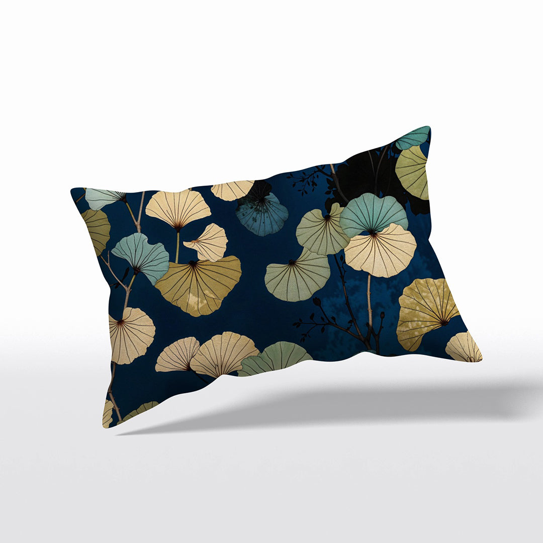Coussin décoratif Mzelle Design all over imprimé feuille de Ginkgo format rectangle, fond bleu motifs stylisés modernes. 
