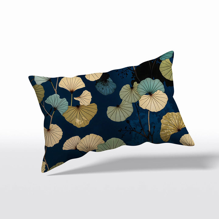 Coussin décoratif Mzelle Design all over imprimé feuille de Ginkgo format rectangle, fond bleu motifs stylisés modernes. 