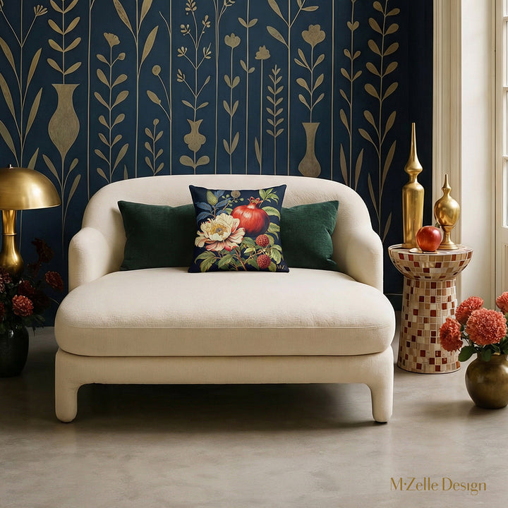 Intérieur décoration haut de gamme, avec un fauteuil écru orné d'un coussin motif Grenade avec bouquet de fleurs sur fond bleu marine mzelle design