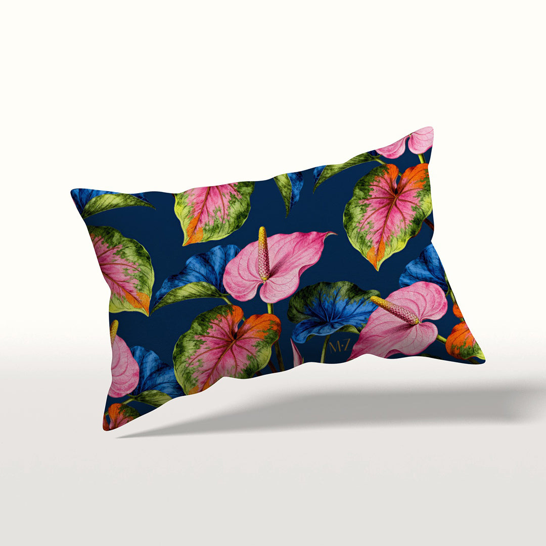 Housse de Coussin mzelle design, aspect lin rectangulaire, décoration tropicale moderne, fleurs anthuriums acidulées.