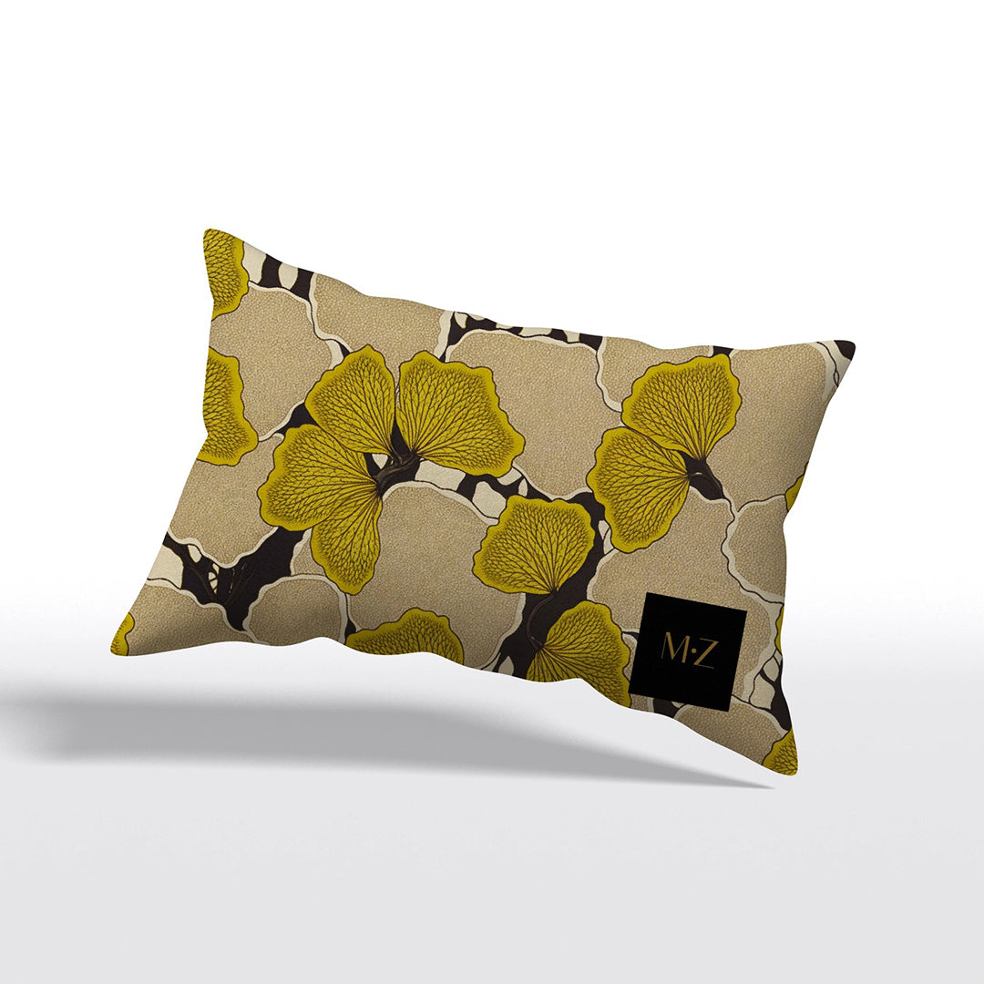 Coussin rectangle MZelle Design imprimé de feuilles de Ginkgo Jaune sur fond marron et motifs floral écru