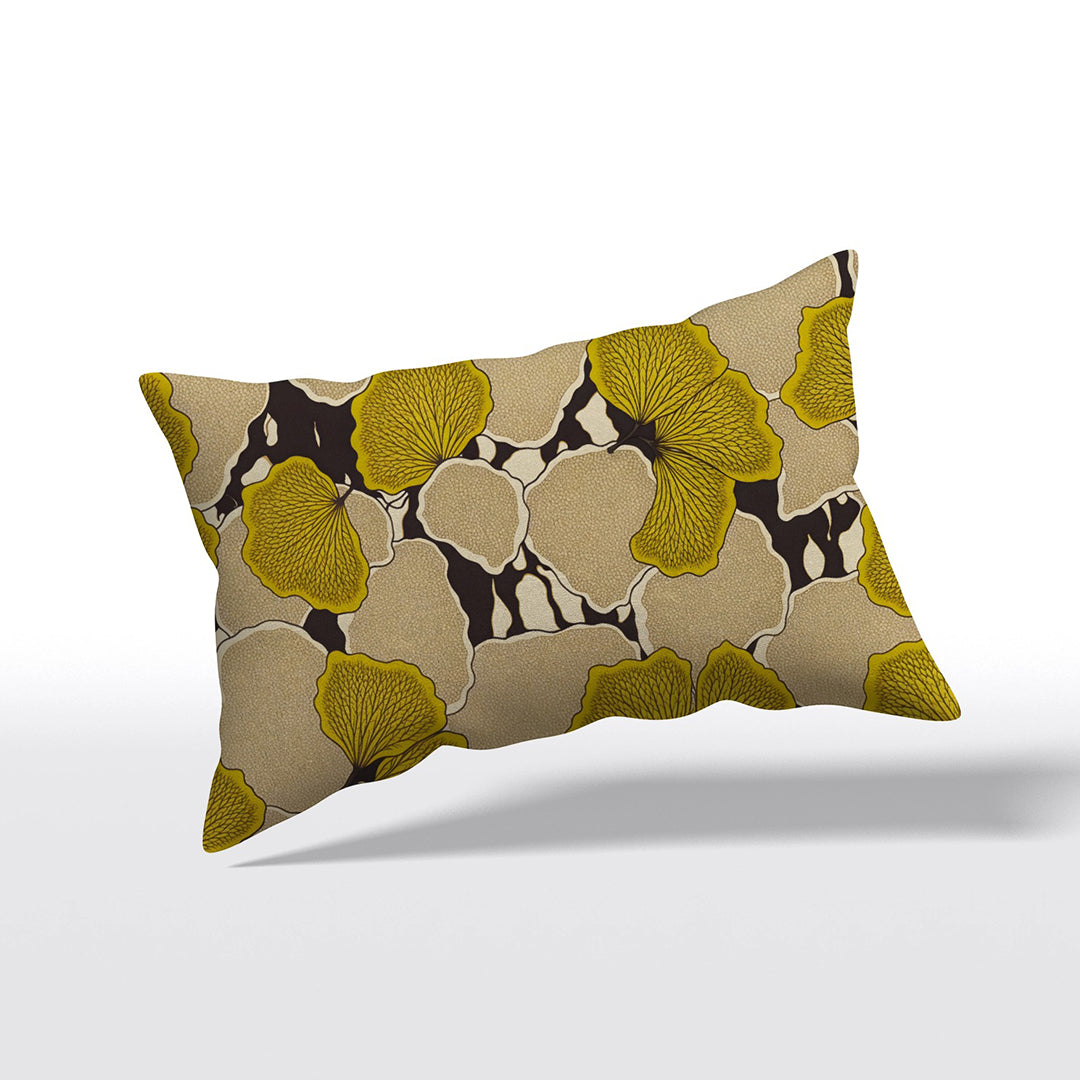 Coussin rectangle MZelle Design imprimé de feuilles de Ginkgo Jaune sur fond marron et motifs floral écru