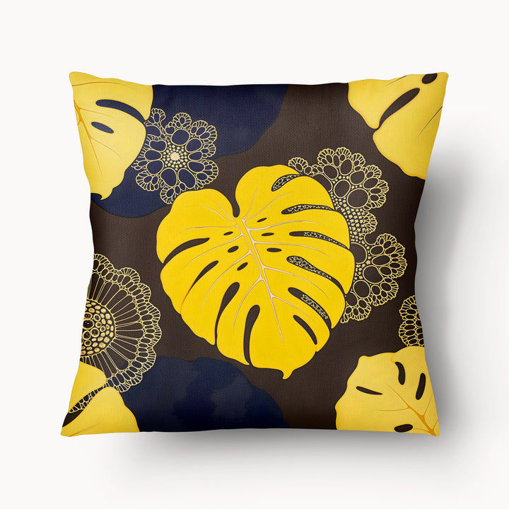 Coussin MZelle Design imprimé de feuilles de Monstera Deliciosa Jaune sur fond marron et motifs floral écru