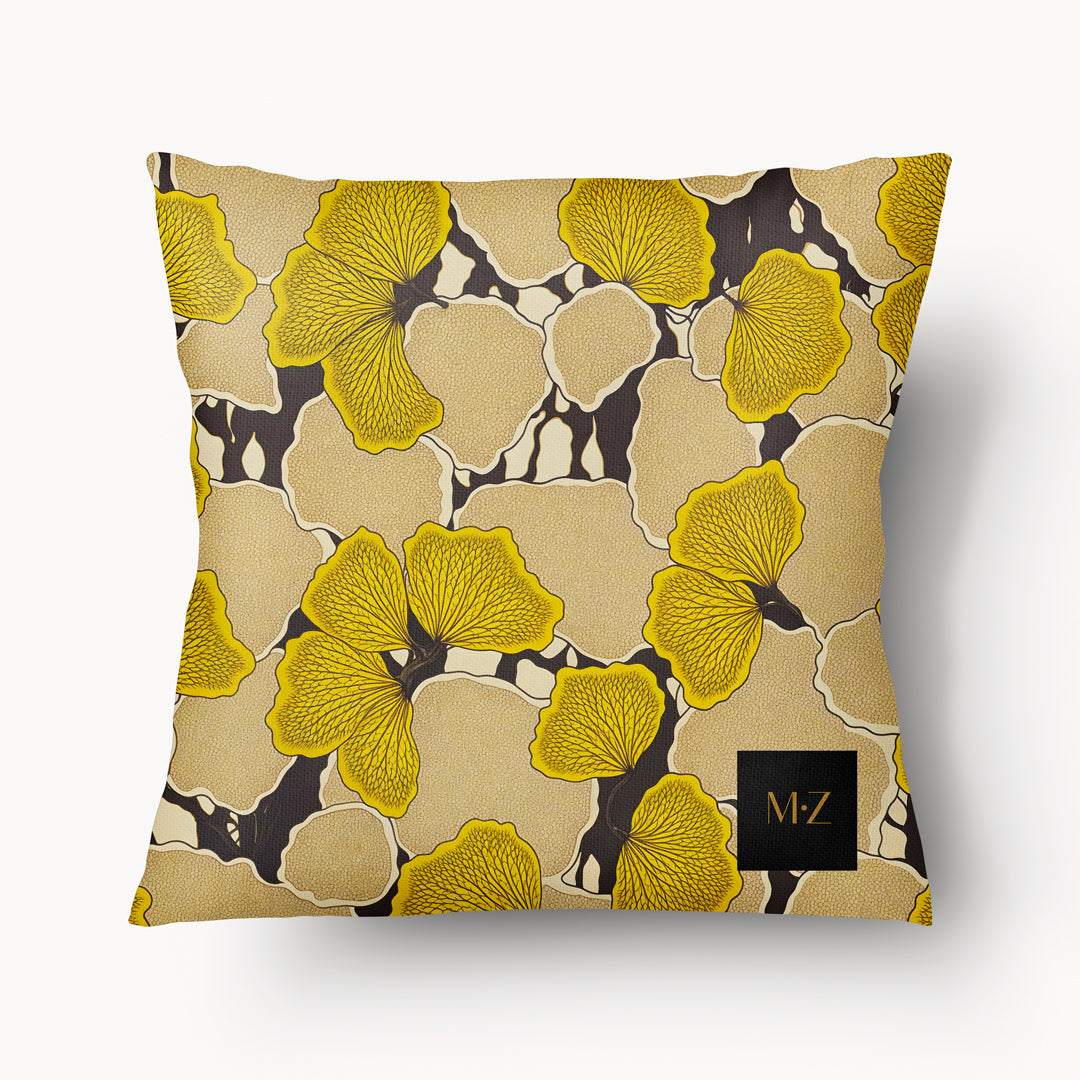 Coussin MZelle Design imprimé de feuilles de Ginkgo Jaune sur fond marron et motifs floral écru